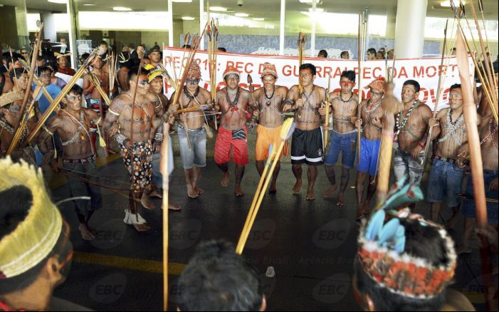 Índios protestam na entrada da Câmara dos Deputados nesta terça-feira (8). Foto: Agência Brasil
